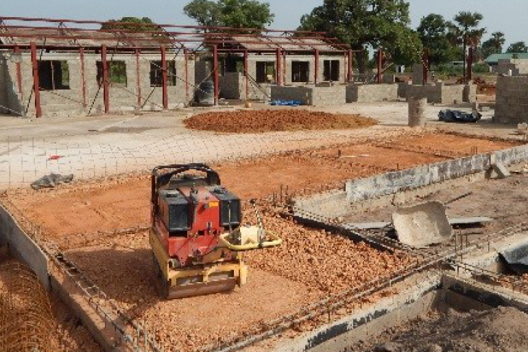Ein Hoffnungsträger entsteht: Im neuen Klinikgebäude wird unser Projektpartner mangelernährte Kinder und Kranke aus ganz Maker Kuei noch umfassender medizinisch betreuen können.