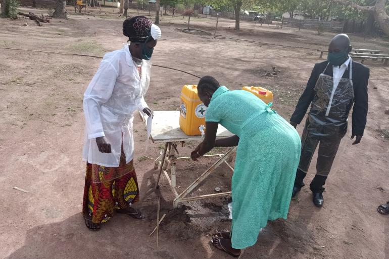 Gründliches und regelmäßiges Händewaschen ist wichtig und schützt! Alle Patienten und Mitarbeiter sind dazu angehalten. Dafür stellt Hoffnungszeichen mehrere Handwaschstationen auf.