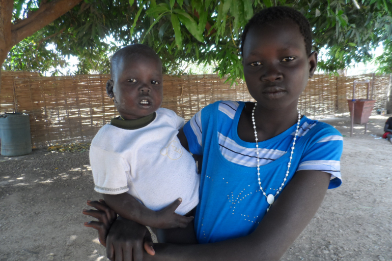 Seine Tante Adeng Monykuk ist erst zehn Jahre alt, kümmert sich aber liebevoll um ihren kleinen Neffen. Sie hat ihn ganz allein in die Klinik nach Rumbek gebracht und betreut ihn hier.