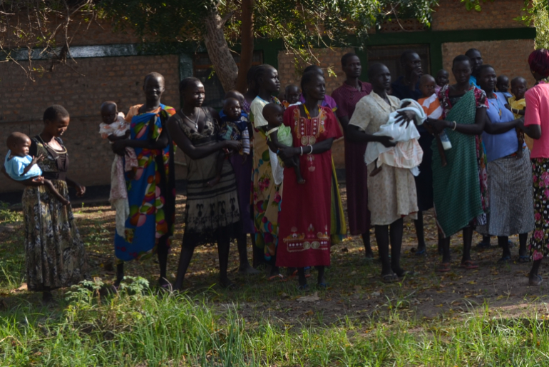 Viele Mütter suchen in der Klinik in Rumbek und bei den Schwestern Hilfe für ihre Kinder. Liebe Spenderinnen und Spender, Ihre Unterstützung bringt Segen für die Kleinen.