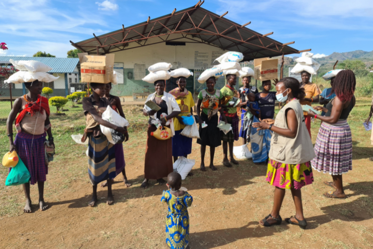 … Unterstützung hier so wichtig. Die Mütter freuen sich sehr über die von Hoffnungszeichen überbrachten Hilfsgüter, mit denen sie ihre Liebsten ernähren können.