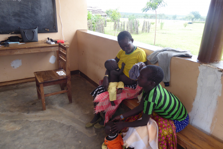 Die Mutter kam mit ihren zwei Söhnen in die Hoffnungszeichen-Klinik nach Kosike. Dort werden die Kinder medizinisch versorgt und erhalten Hilfe im Ernährungsprogramm.