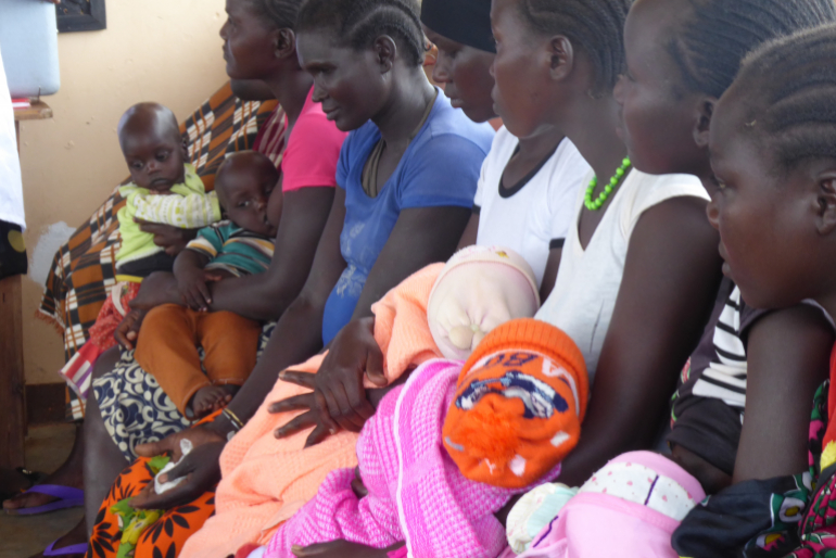 Der Andrang ist groß: Viele Mütter warten mit ihren Säuglingen und Kleinkindern an den Behandlungstagen auf Hilfe für ihre Kleinen.