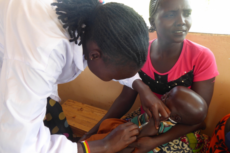 Im Impfprogramm erhalten die Kinder wichtige Impfungen, die sie vor schweren Krankheiten wie Kinderlähmung, Tetanus oder Hepatitis schützen.