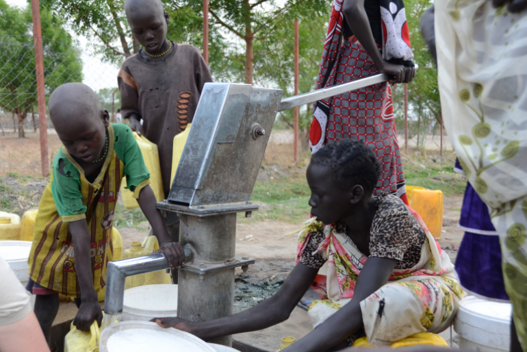 Doch nach wie vor haben viele Menschen keinen Zugang zu sauberem Trinkwasser aus den Handbrunnen. Die Verursacher schweigen und sind weitgehend tatenlos.