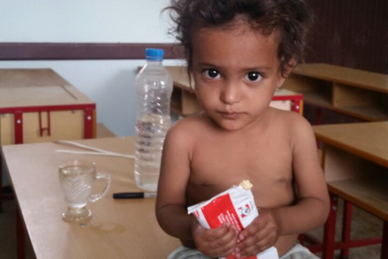 Mit Lebensmittelpaketen möchte Hoffnungszeichen 90 besonders vom Hunger betroffene Familien im Jemen unterstützen – vor allem für Kinder ein wichtiger Beistand.