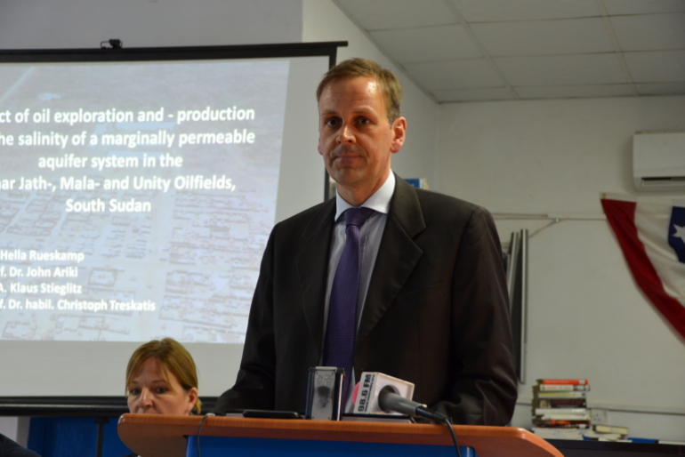 Seit 2008 macht Hoffnungszeichen, hier Klaus Stieglitz bei einer Pressekonferenz in Juba 2015, auf den Trinkwasserskandal aufmerksam und zeigt Lösungswege auf.