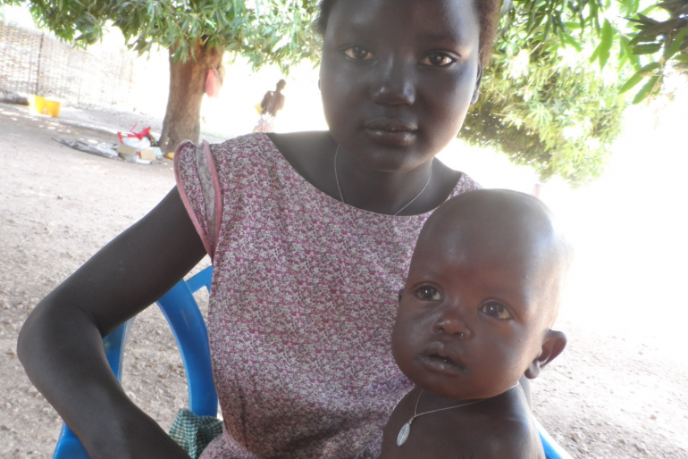 Mary Aloel (11) und ihre sechs Monate alte Schwester Moch Bakic haben in der Klinik in Rumbek Zuflucht gefunden. Die Mädchen sind verwaist, Moch ist mangelernährt.