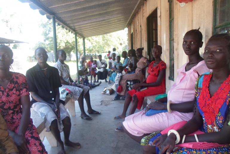 Vor allem Mütter wie Adeng Maker suchen täglich mit ihren kleinen Kindern Hilfe in der Krankenstation in Rumbek. Aber auch kranken Erwachsenen und Schwangeren kann geholfen werden.