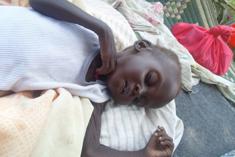 Monydeng ist nach einer Woche Behandlung auf dem Weg der Besserung. Er kann wieder allein Nahrung zu sich nehmen. Mindestens vier Wochen wird er noch hierbleiben müssen.