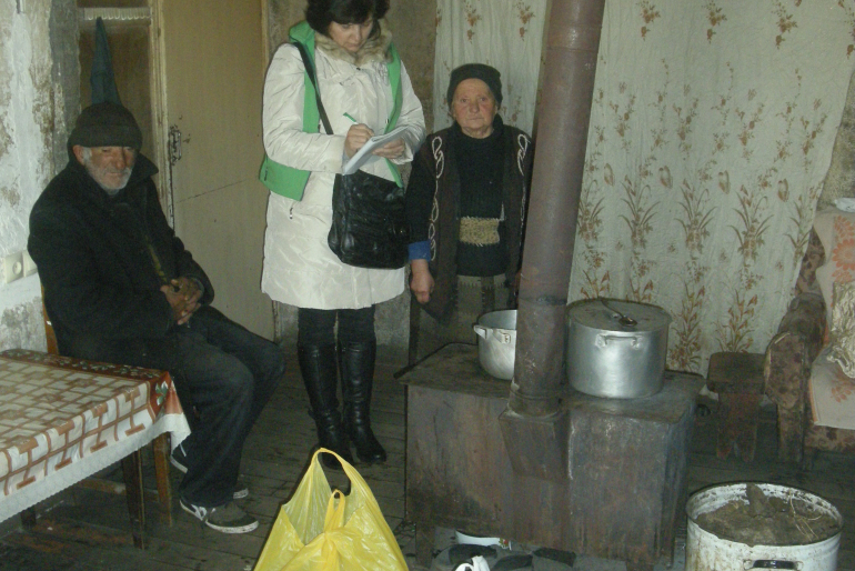 Auch Ehepaar Stepanjan (sitzend) lebt in bedrückenden Verhältnissen: Ihre spärliche Rente reicht nicht für Lebensmittel und dringend benötigte Medikamente.
