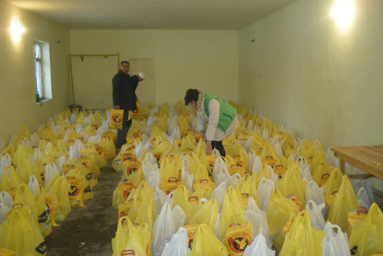 Hoffnungszeichen-Mitarbeiter Aljona Zeytunyan und Wigen Aghanikjan packen sorgsam die Lebensmittelpakete, die sie 150 besonders bedürftigen Familien übergeben möchten.