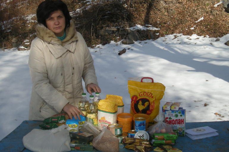 Die Pakete enthalten Lebensmittel wie Mehl und Öl, aber auch Seife. Aljona Zeytunyan weiß um die immense Bedeutung dieser Hilfe für die Menschen in Dschadschur.
