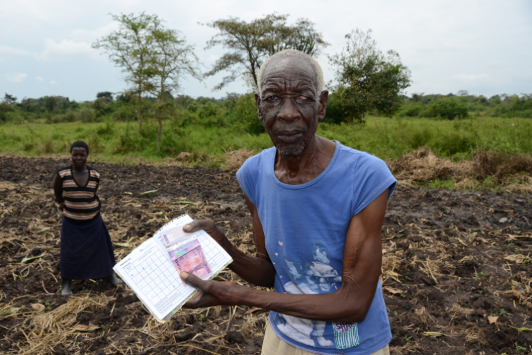 Elobu Nabukahinaza Eligu ist stolz auf die Erfolge seiner Gemeinschaft von Kleinbauern. Die zusammen bewirtschafteten Felder sichern ihm zunehmend den Lebensunterhalt.