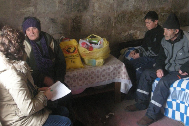 Armenien: Dankbar werden die Hilfspakete angenommen.