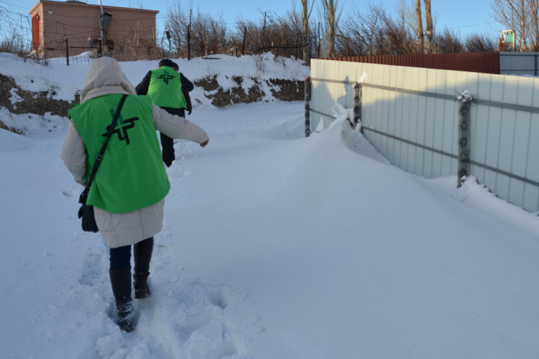 Den Wintereinbruch spüren auch unsere Kollegen vor Ort. Weite Wege durch tiefen Schnee legen sie zurück, um den Dorfbewohnern die ersehnte Hilfe zu bringen.