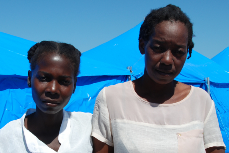Carolina Augusta Castino und Joakina Rafael leben in einer „Zeltstadt“ in Beira und sorgen sich sehr um ihre Zukunft.