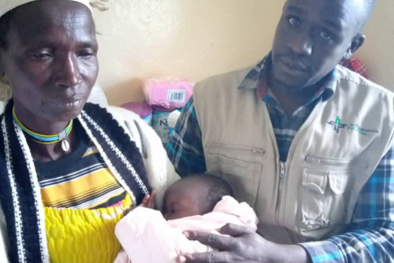 Im Gespräch mit der Großmutter der acht Monate alten Lucy Chepchumba erfährt unser Helfer vom Schicksal des Mädchens: mit ihrer Mutter wurde es vom Wasser mitgerissen. Das Kind überlebte, die Mutter starb in den Fluten.