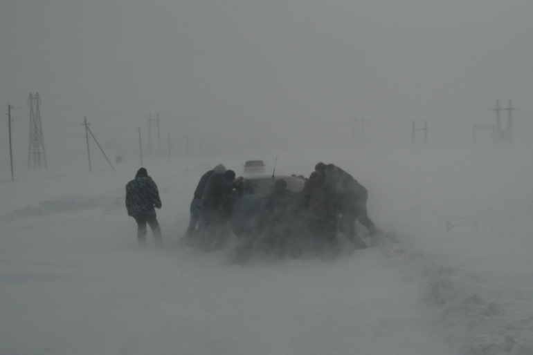 Es schneit so heftig, dass ein Auto unseres Hilfstransportes steckenbleibt.