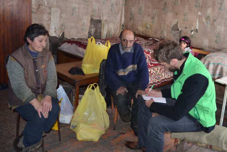 Im Dezember war Hoffnungszeichen-Mitarbeiter Jonathan Hinsch (r.) in dem Dorf und traf u. a. die mehrköpfige Familie Howsepyan, die in diesen Tagen nur von der Invalidenrente des (Groß-)Vaters (m.) lebt.
