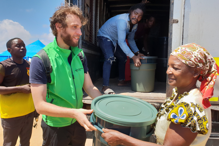 Hoffnungszeichen-Mitarbeiter Jonathan Hinsch hilft bei der Verteilung von Hygienepaketen – eine Maßnahme, um dem Ausbruch von Seuchen entgegenzuwirken.