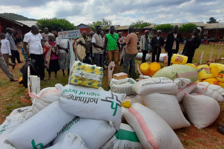 Hoffnungszeichen reagiert mit Hilfsgütern auf die Not der Menschen: Ein Nahrungsmittelpaket versorgt eine Familie für mehrere Wochen mit dem Nötigsten. Auch Hygieneartikel, Medikamente und Decken sind nun wichtig.