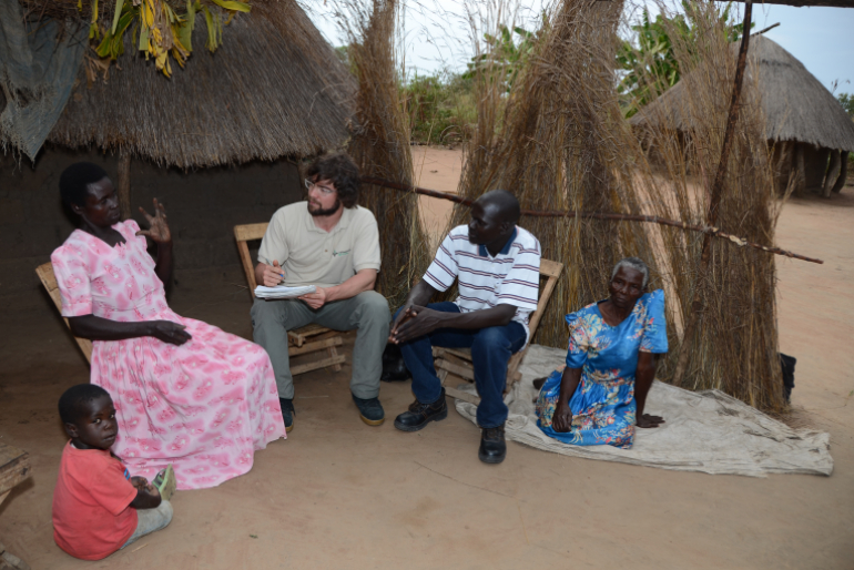 Auch Stella Rose Atiang (r.) möchte gerne Teil einer solchen Gruppe sein. Ihre Familie hat meist nur einmal am Tag etwas zu essen. Hoffnungszeichen plant, weitere Feldschulen zu unterstützen.