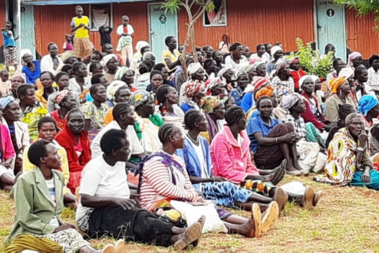 Zahlreiche Menschen im Bezirk West Pokot haben ihr Zuhause sowie ihr Hab und Gut verloren. Hoffnungsvoll warten die Betroffenen auf die Übergabe der Hilfsgüter. Mit Ihrer Spende stehen Sie den Menschen bei!