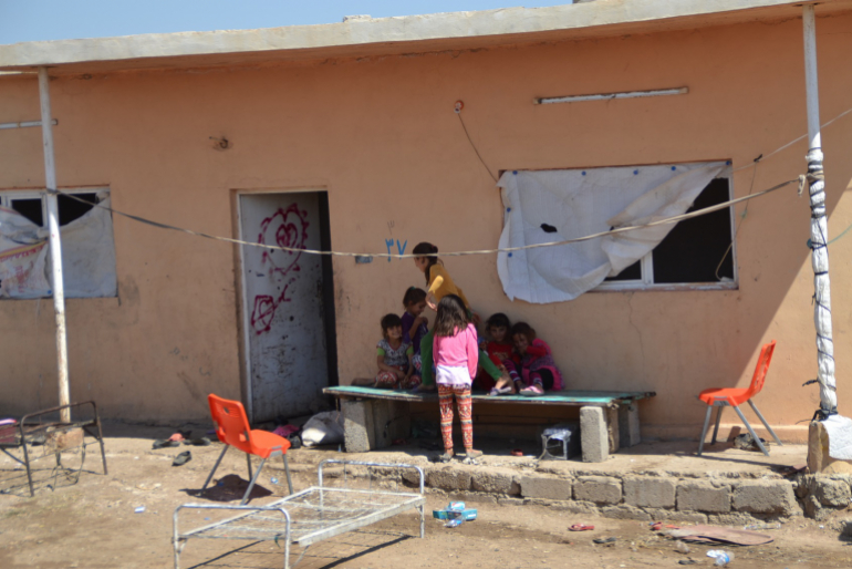 Besonders hart treffen Terror und Gewalt die jesidischen und christlichen Minderheiten. Viele sind auf der Flucht, so wie diese Flüchtlingskinder vor einer provisorischen Unterkunft.