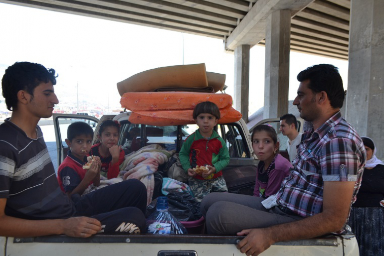 2014 flohen hunderttausende Menschen aus Mossul, der Ninive-Ebene und der Region Sindschar vor dem IS in die Provinz Dohuk. Besonders bedroht sind Christen, Schiiten und Jesiden.