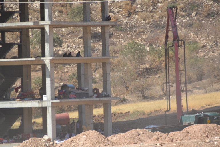 Die Flüchtlinge und Binnenvertriebenen kommen in Flüchtlingslagern, bei Verwandten oder wie auf dem Bild zu sehen provisorisch in Rohbauten unter. Die Lebensbedingungen sind sehr schwer.