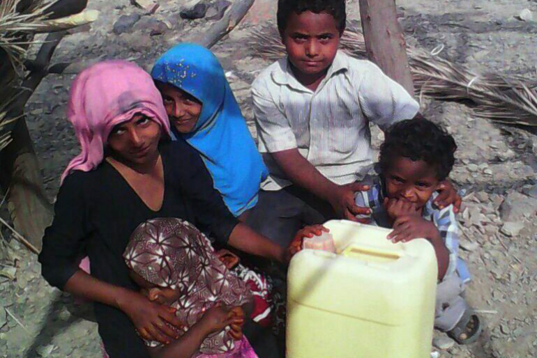 Die Menschen leiden an Durst und unter vermeidbaren Krankheiten. Hoffnungszeichen möchte sauberes Trinkwasser und Hygieneartikel überbringen.