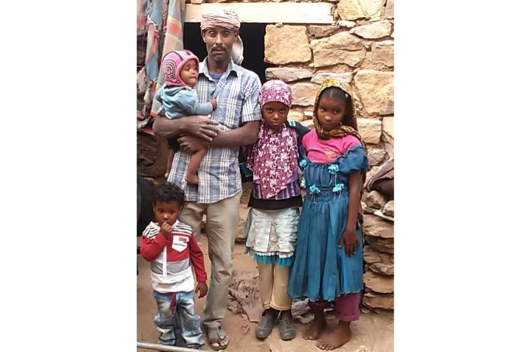 Mabruk (39) rettete seine Familie aus ihrem einstürzenden Haus. Dabei verlor er fast sein Leben. Jetzt ist die Familie obdachlos. Dank der Lebensmittelhilfe ist eine große Sorge von ihnen genommen.