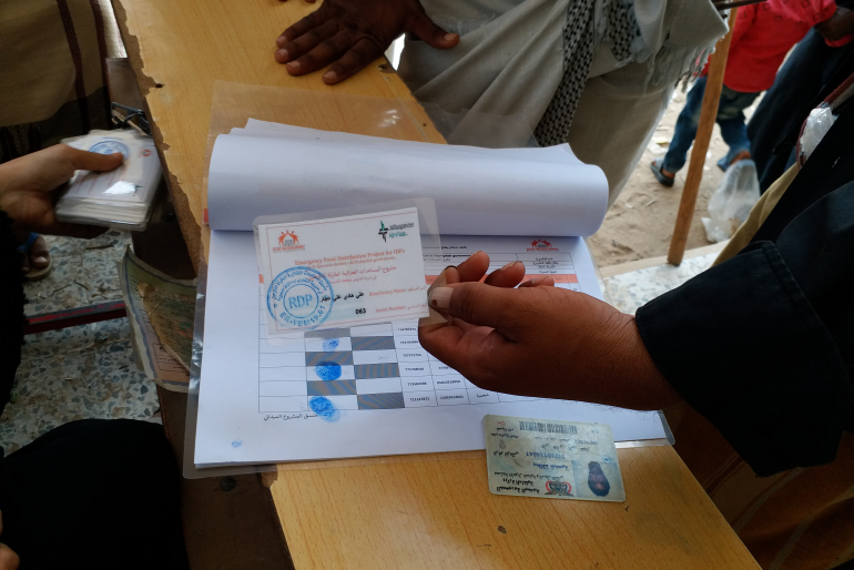 Unser Partner vor Ort registriert die Hilfeempfänger sorgfältig. Bei der Verteilung wird mit Ausweis und Fingerabdruck dokumentiert, wer seine Gutscheine erhalten hat.