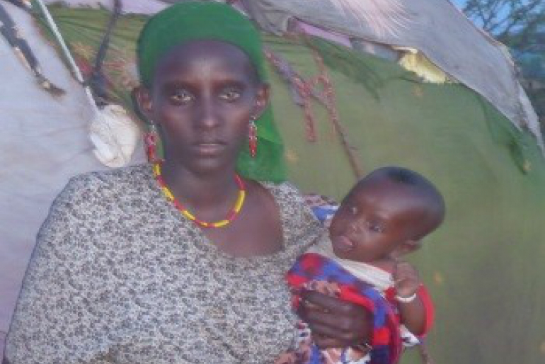 Dabo Budha und ihre vier Monate alte Tochter Adho leben in der Gemeinde Dukana im Norden Kenias unter ärmlichen Bedingungen.