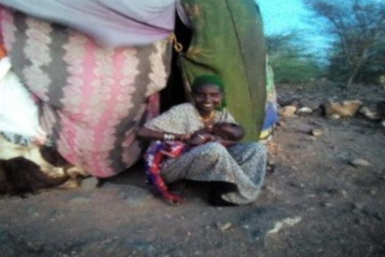 Die junge Mutter ist glücklich über ihre bescheidene Hütte. Mit etwas Hilfe der Nachbarn baute sie ihr neues Zuhause selbst.