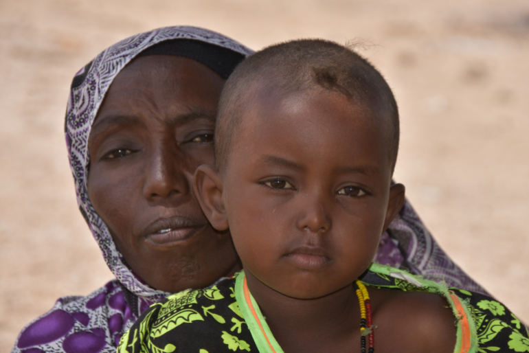 Jillo Galgallo Dido verlor schon fast ihre gesamte Herde. Sie und ihre fünf Kinder haben nichts mehr zu essen und kaum Wasser. Die besorgte Mutter ist auf die Unterstützung von anderen angewiesen.