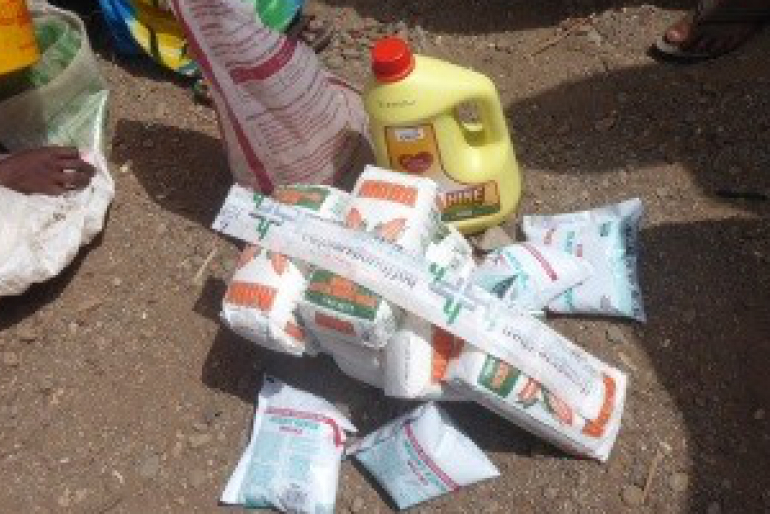 Eine Nahrungsmittelration mit Maismehl, Bohnen, Öl und Milch versorgt eine Familie bis zu zwei Wochen mit dem Notwendigsten.