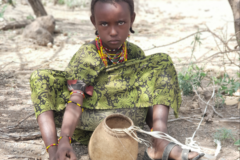 Um die 15 km legen Frauen und Mädchen rund um die Gemeinde Dukana zur nächsten Wasserstelle zurück. Durch die einseitige tierische Nahrung ist Mangelernährung unter den Bewohnern weit verbreitet.