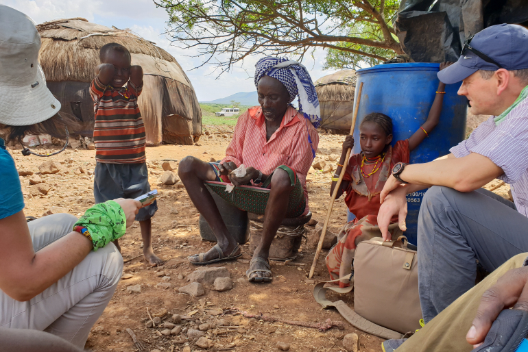 Die Nomadenfamilien leben in abbaubaren und transportablen Hütten aus Stöcken, Stofffetzen und Tierhäuten. Klaus Stieglitz (r.), Zweiter Vorstand von Hoffnungszeichen, machte sich vor Ort ein Bild der Lage.