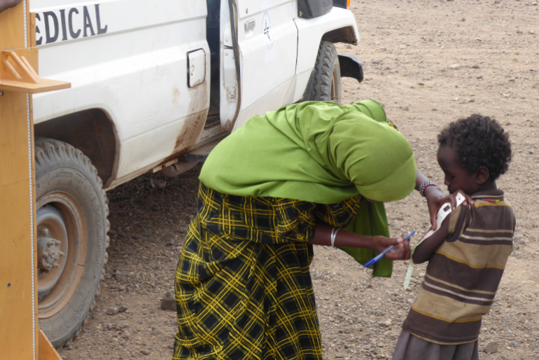 Wir von Hoffnungszeichen unterstützen den Einsatz einer mobilen Klinik, die den Menschen in der Region Dukana grundlegende medizinische Hilfe sowie ein Ernährungsprogramm für mangelernährte Kinder bietet.