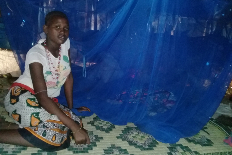 Sieso Lokomeri hat ein Moskitonetz erhalten und achtet darauf, dass ihr Kind beim Schlafen immer unter dem feinmaschigen Insektenschutz liegt.