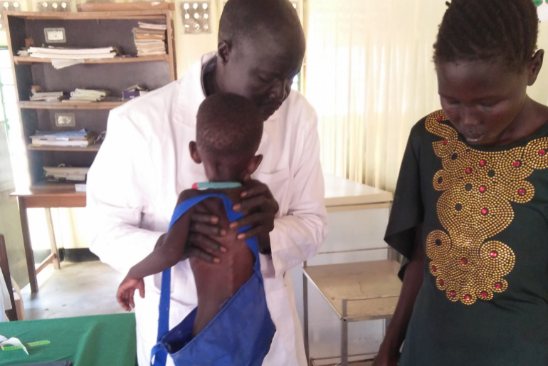 In der Klinik wird Nyibol vom medizinischen Personal untersucht. Hier wird sichtbar, wie abgemagert der Körper des Mädchens ist.