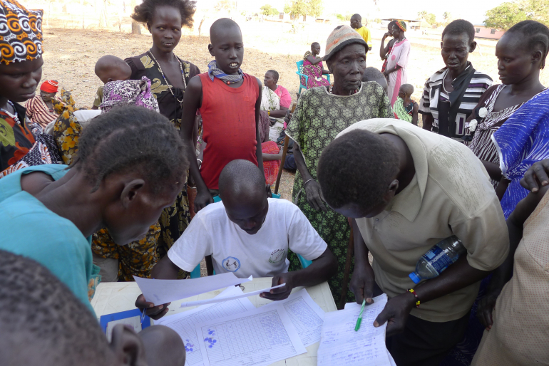 Sorgfältig dokumentieren Helfer in Warrap die Notlage der Menschen und erstellen eine Liste der bedürftigsten Familien.