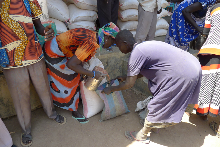 Mit Sorghum, Bohnen, Speiseöl und Salz können die Menschen einfache und nahrhafte Mahlzeiten zubereiten.