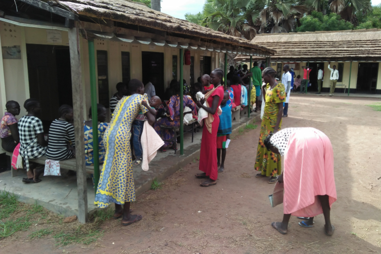Lange Warteschlangen bilden sich auf dem Klinikgelände. Viele Mütter suchen in der Hoffnung auf Hilfe für ihre erkrankten und mangelernährten Kinder die Krankenstation in Rumbek auf.