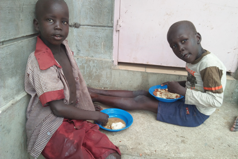 Morgens und mittags gibt es für alle Schüler nahrhafte Getreide- und Gemüsegerichte. Auch mangelernährte Kleinkinder und bedürftige Anwohner können immer besser versorgt werden.