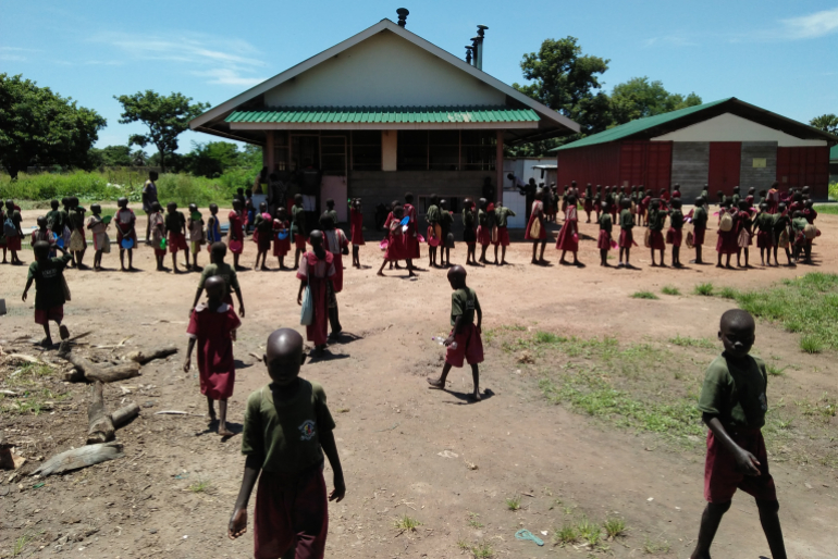 Durch den Bau von Gebäuden konnten in den vergangenen Jahren sowohl der Schulbetrieb als auch die Gesundheitsversorgung in Maker Kuei ausgeweitet werden.