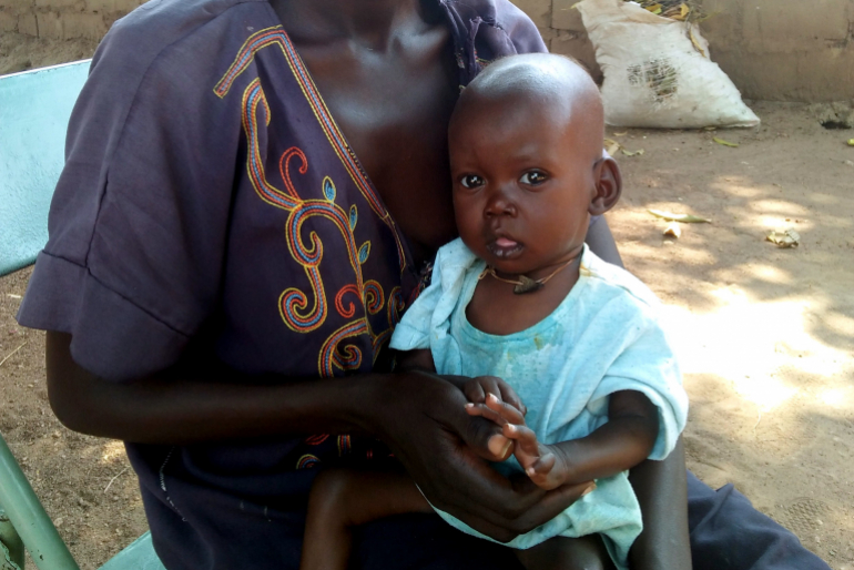 Nach drei Wochen intensiver Behandlung hat Akol Fortschritte gemacht. Durch die Spezialnahrung beginnt der Körper des Kindes sich zu erholen.