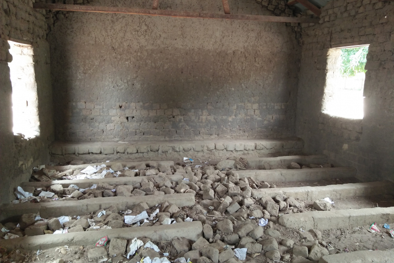 Dringender Renovierungsbedarf: Wenn überhaupt vorhanden, sind die „Unterrichtsräume“ in einem traurigen Zustand, wie hier an einer der Diözesen-Schulen, die durch das Projekt gefördert werden.